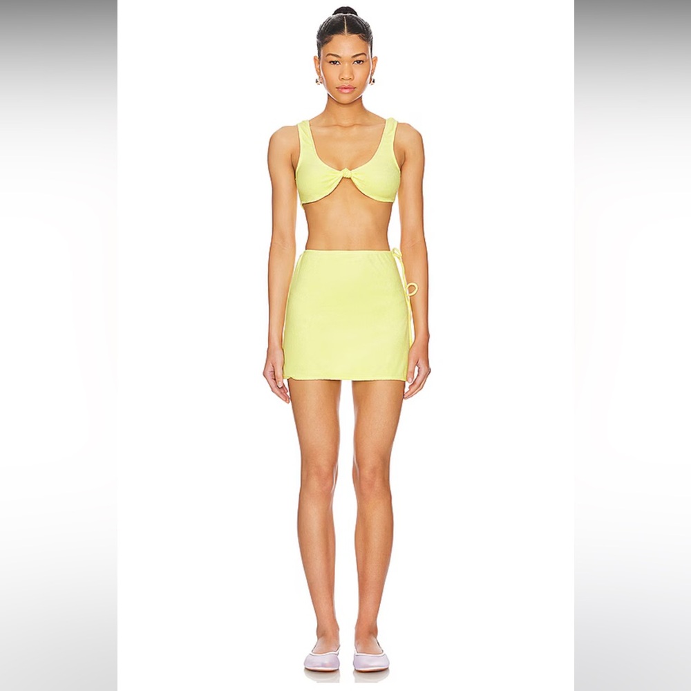 Super down skirt set in yellow,never worn brand new
Top M , skirt XXS